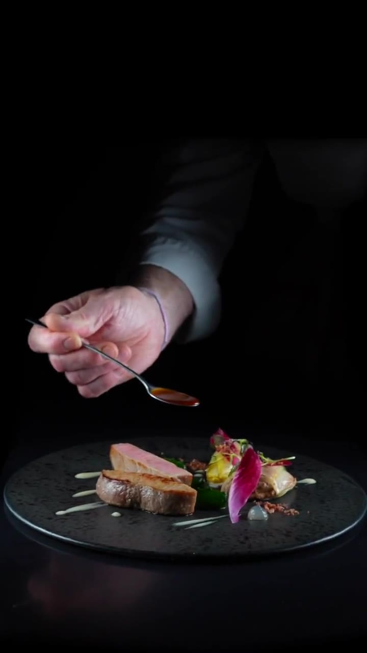 Assiette signature, ambiance sombre