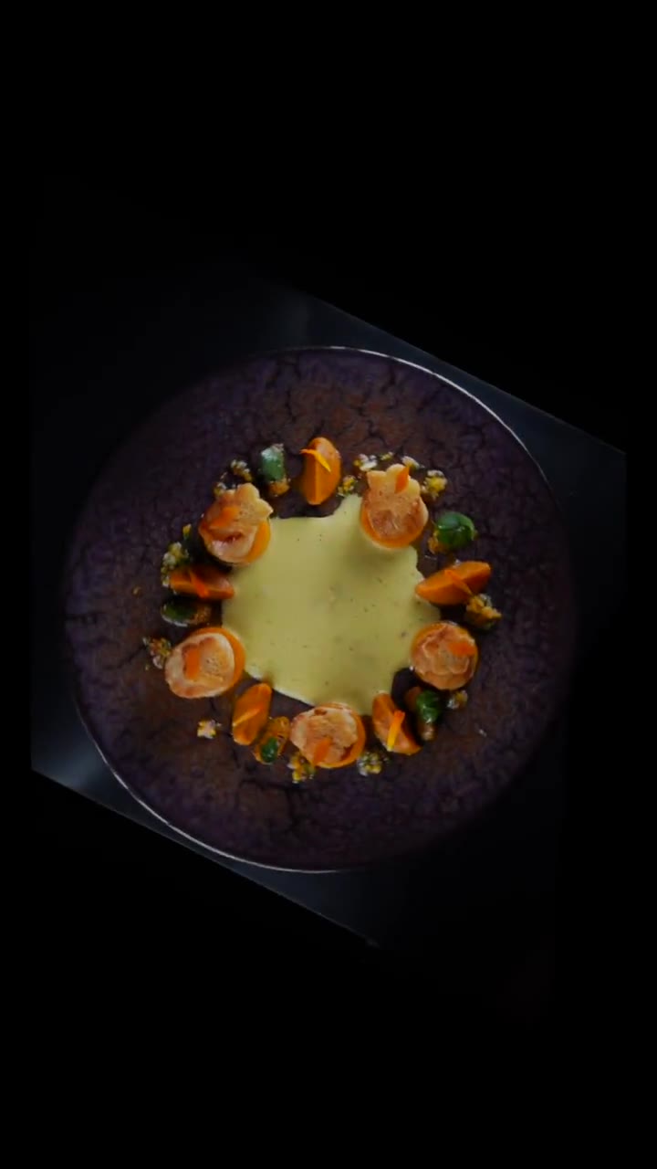 Sauce versée sur un plat